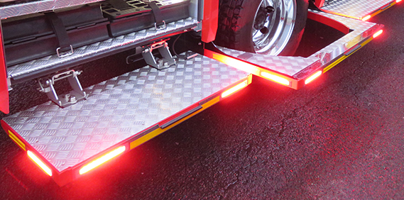 フルフラットステップにより資機材へのアクセス向上